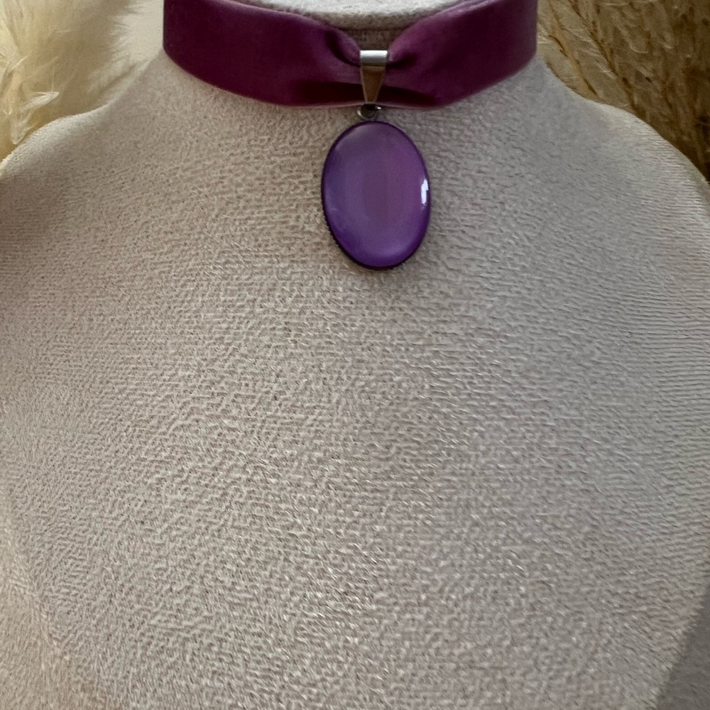 Handmade Po-Of-Color Statement Velvet Choker: Retro Choker Resin Pendant - Picture 8 of 16